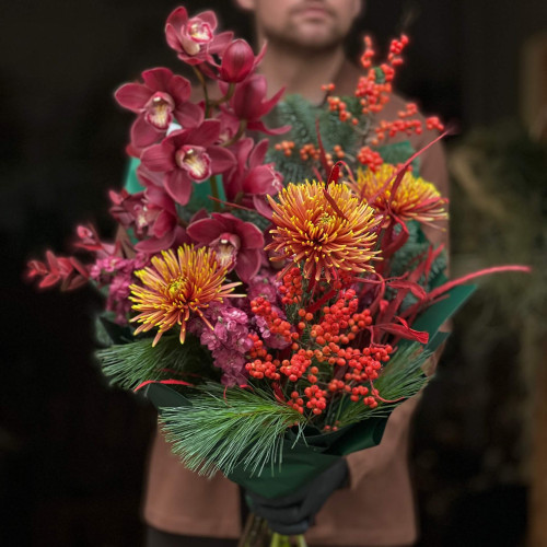 Интересный букет с экзотическим цимбидиумом и хризантемами сорта Safina «Имбирный вечер»