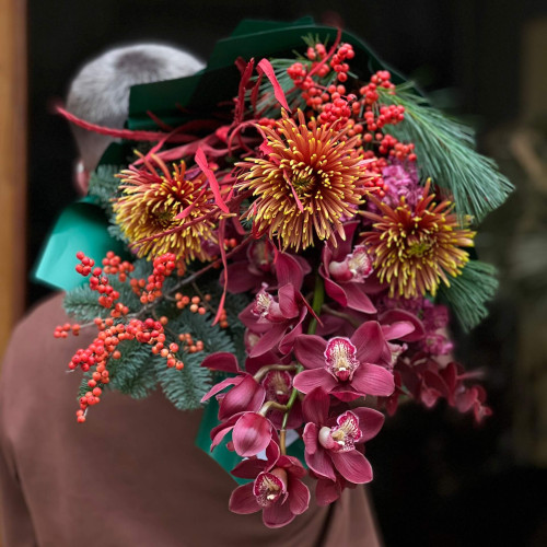 Интересный букет с экзотическим цимбидиумом и хризантемами сорта Safina «Имбирный вечер»