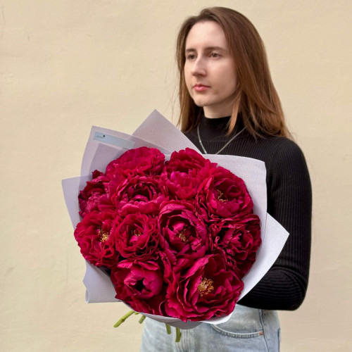11 розкішних бордових півоній сорту Old Faithful у букеті «Рубінова магія»