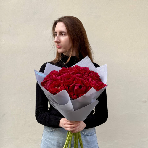 11 розкішних бордових півоній сорту Old Faithful у букеті «Рубінова магія»