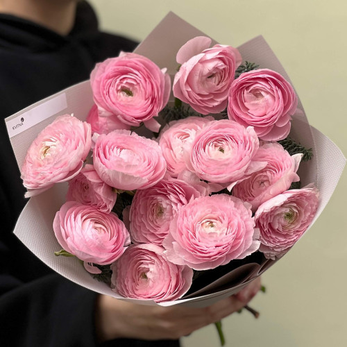 15 ранункулюсів з нобілісом у букеті «Легкий подих»