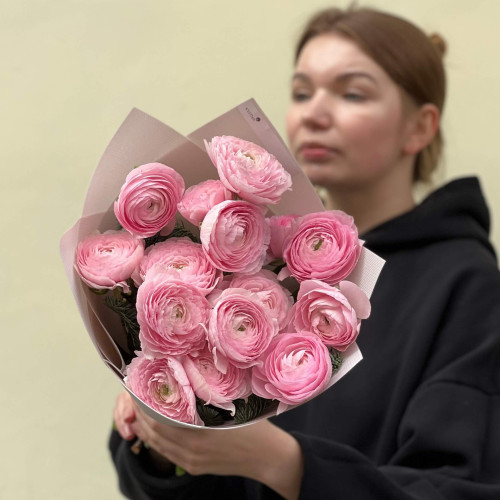 15 ранункулюсів з нобілісом у букеті «Легкий подих»