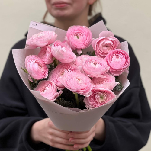 15 ранункулюсів з нобілісом у букеті «Легкий подих»