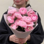 15 ранункулюсів з нобілісом у букеті «Легкий подих»