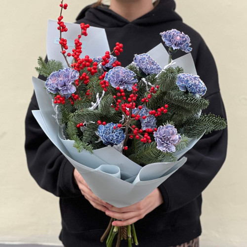 Яскравий зимовий букет з незвичними діантусами «М'яка зима»