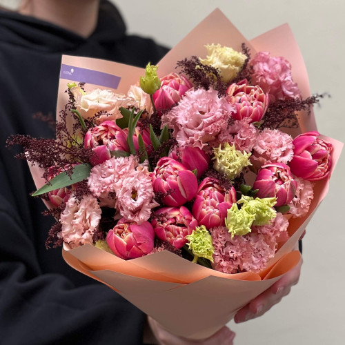 Букет з піоновидними тюльпанами сорту Columbus «Серце в квітах»