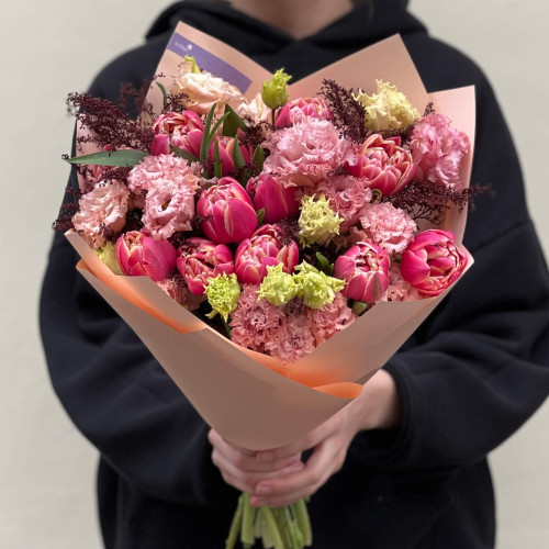 Букет з піоновидними тюльпанами сорту Columbus «Серце в квітах»