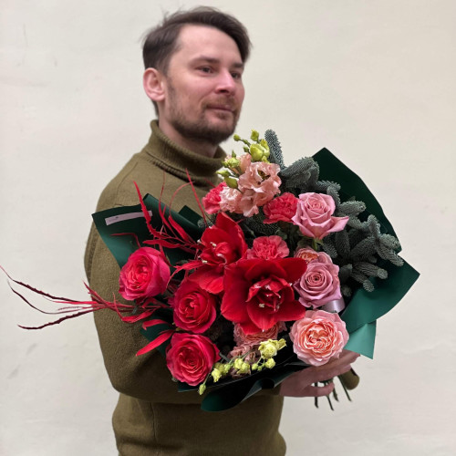 Яскравий зимовий букет з амарилісом «Зігріваюче тепло»