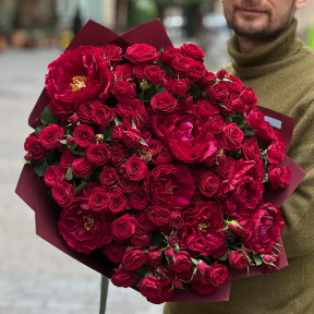 Розкішний букет із кущової троянди Red Trendsetter та півоній Old Faithful «Вишневий сон»