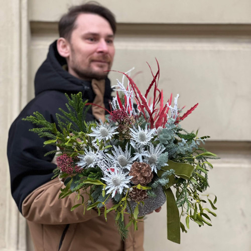 Сезонна зимова композиція «Поцілунки під омелою»