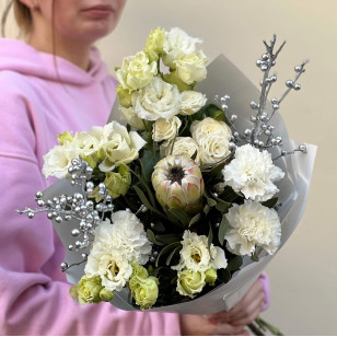 Ніжний світлий букет із протеєю «Зірка для Ані»