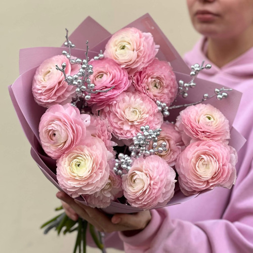 13 розовых ранункулюсов Clooney Favola и серебряный илекс в букете «Нежная Анна»