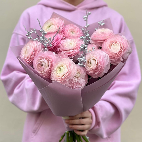 13 розовых ранункулюсов Clooney Favola и серебряный илекс в букете «Нежная Анна»