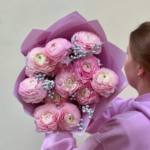 13 розовых ранункулюсов Clooney Favola и серебряный илекс в букете «Нежная Анна»