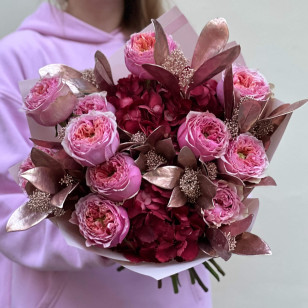 Букет у соковитих відтінках зі скімією бронзового кольору «Вишукана Ганна»