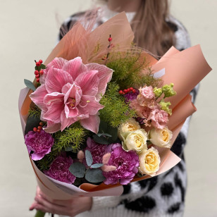 Кольоровий букет з гіпеаструмом «Яскрава Аня»