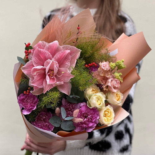 Кольоровий букет з гіпеаструмом «Яскрава Аня»