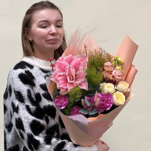 Кольоровий букет з гіпеаструмом «Яскрава Аня»