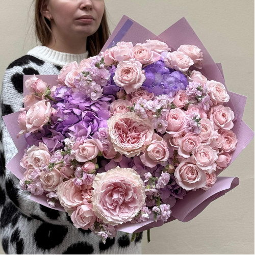 Ніжний пухкий букет з піоновидною трояндою Tsumugi та гортензіями «Зачарованість»