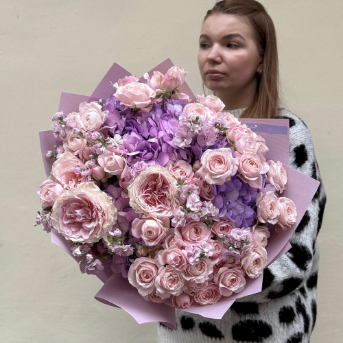 Ніжний пухкий букет з піоновидною трояндою Tsumugi та гортензіями «Зачарованість»