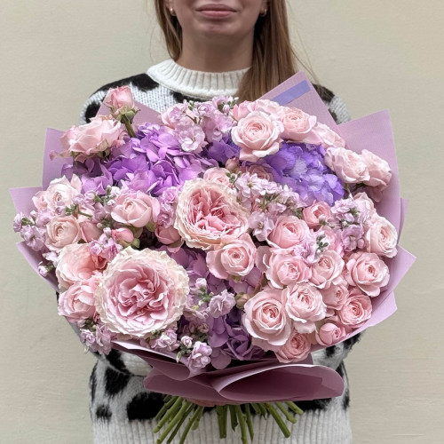 Ніжний пухкий букет з піоновидною трояндою Tsumugi та гортензіями «Зачарованість»