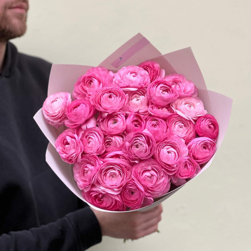 29 pink Rosa ranunculus flowers in the bouquet «Caramel Kisses»