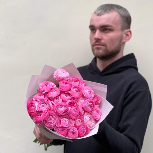 29 pink Rosa ranunculus flowers in the bouquet «Caramel Kisses»