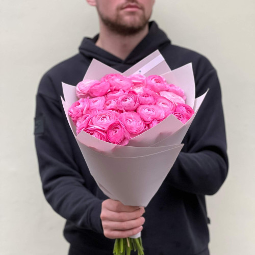 29 pink Rosa ranunculus flowers in the bouquet «Caramel Kisses»