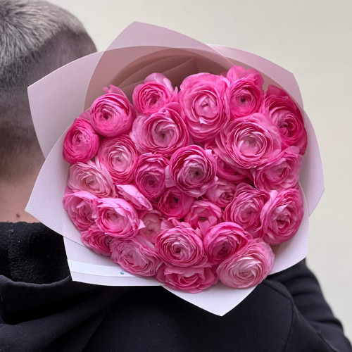 29 pink Rosa ranunculus flowers in the bouquet «Caramel Kisses»