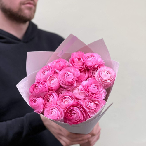 19 розовых ранункулюсов Rosa в букете «Романтические признания»