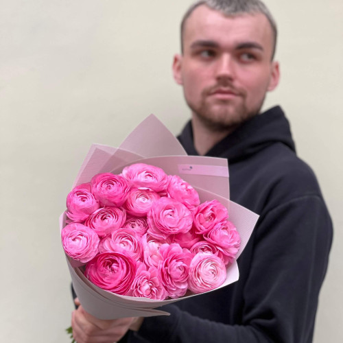 19 розовых ранункулюсов Rosa в букете «Романтические признания»