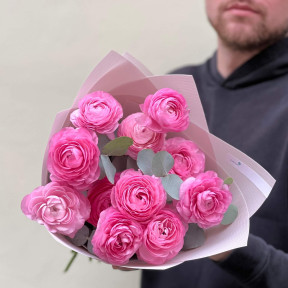 11 ранункулюсів Rosa та евкаліпт у букеті «Рожевий дотик»