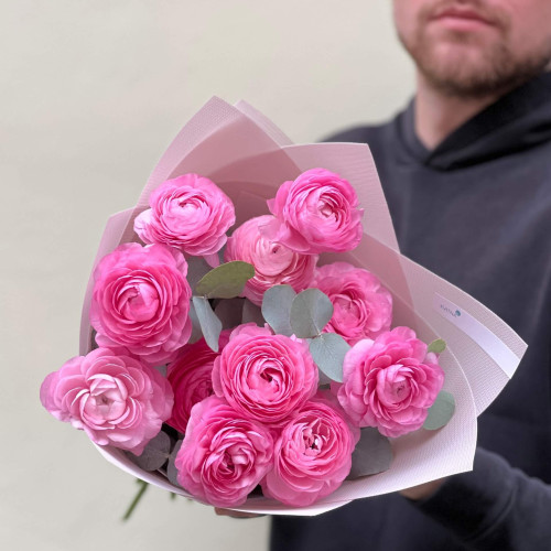 11 ранункулюсів Rosa та евкаліпт у букеті «Рожевий дотик»