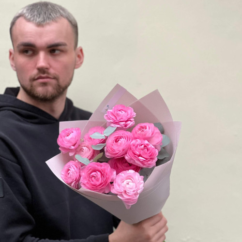 11 ранункулюсів Rosa та евкаліпт у букеті «Рожевий дотик»