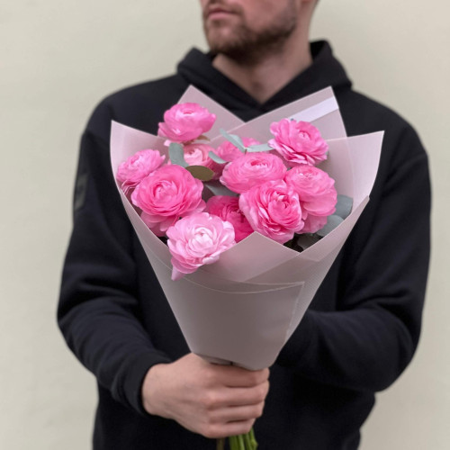 11 ранункулюсів Rosa та евкаліпт у букеті «Рожевий дотик»