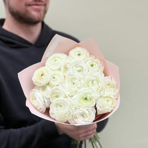 17 білих ранункулюсів Blanco у букеті «Солодкі зефірки»