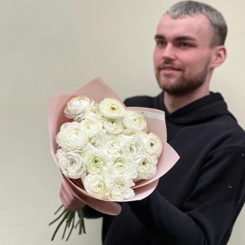 17 білих ранункулюсів Blanco у букеті «Солодкі зефірки»