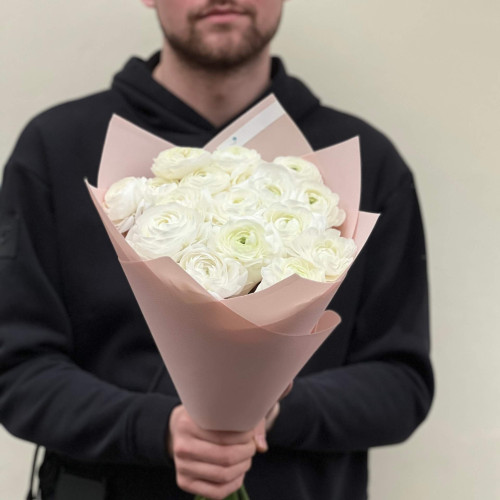17 білих ранункулюсів Blanco у букеті «Солодкі зефірки»
