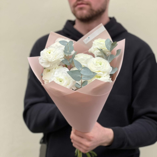 9 ранункулюсів Blanco та евкаліпт у букеті «Зимові мрії»