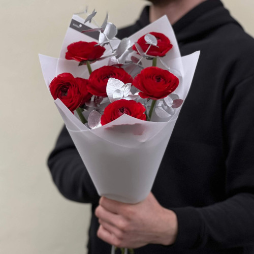 7 яскравих ранункулюсів Tango та евкаліпт у букеті «Зачаровані вогники»