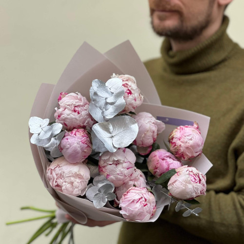 11 рожевих півоній Sarah Bernhardt та евкаліпт у букеті «Морозний дотик»