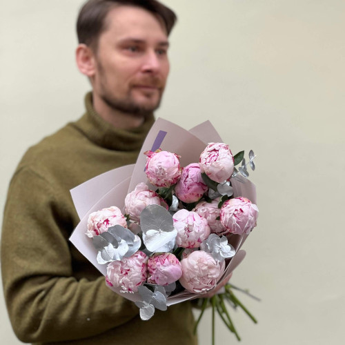 11 рожевих півоній Sarah Bernhardt та евкаліпт у букеті «Морозний дотик»
