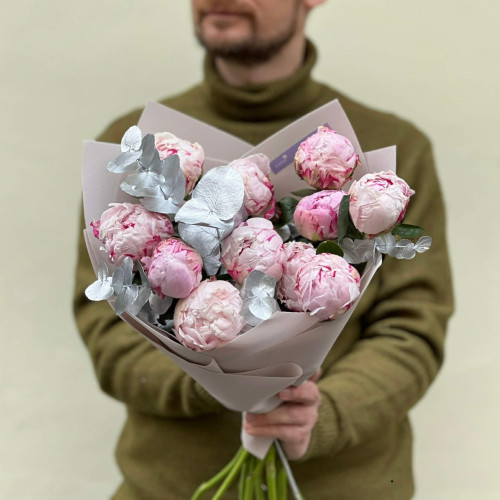 11 рожевих півоній Sarah Bernhardt та евкаліпт у букеті «Морозний дотик»