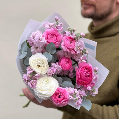 Деликатный букет из ранункулюсов и кустовой маттиолы «Душистое чудо»