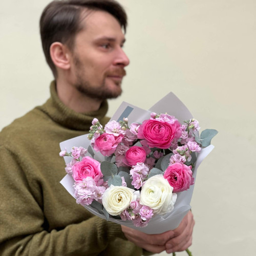 Деликатный букет из ранункулюсов и кустовой маттиолы «Душистое чудо»