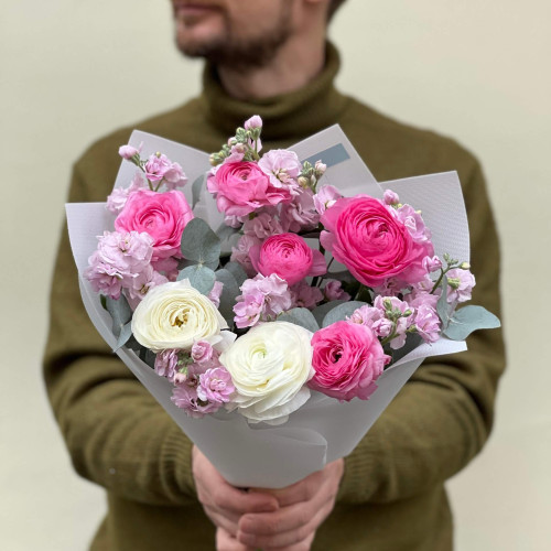 Деликатный букет из ранункулюсов и кустовой маттиолы «Душистое чудо»