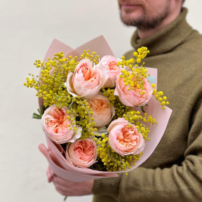 7 персикових півонієвидних троянд Juliet та ароматна мімоза у букеті «Промені любові»