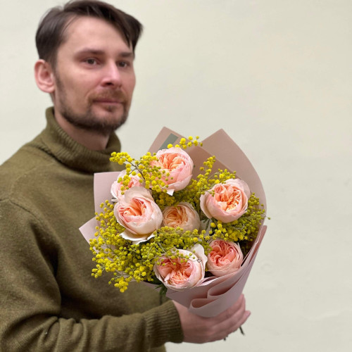 7 персиковых пионовидных роз Juliet и ароматная мимоза в букете «Лучи любви»