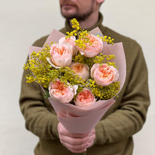 7 персиковых пионовидных роз Juliet и ароматная мимоза в букете «Лучи любви»