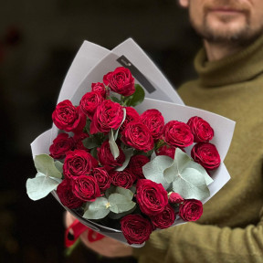 5 гілок кущової троянди Red Trendsetter у букеті «Вишневе мереживо»